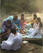 95后大学生联谊深山扮侠侣 夜宿洞穴上演激情派